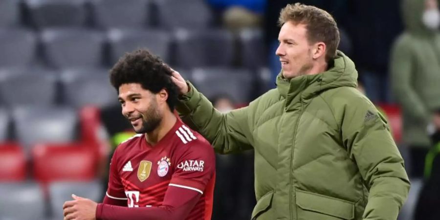 Bayern-Trainer Julian Nagelsmann (r) kann wieder auf Serge Gnabry setzen. Foto: Peter Kneffel/dpa