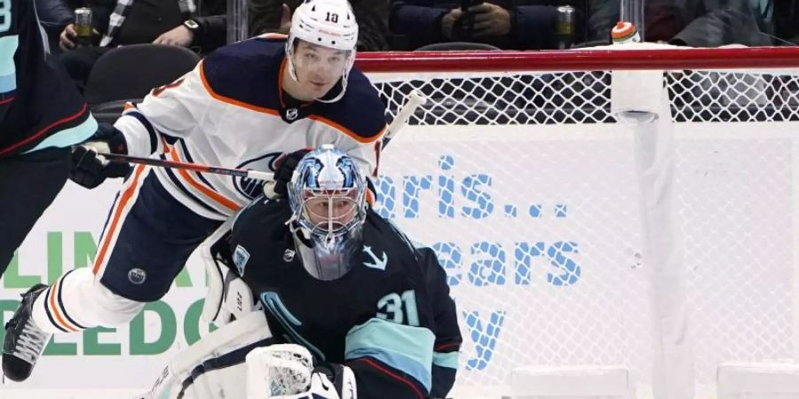 Goalie Philipp Grubauer behielt mit den Seattle Kraken gegen die Edmonton Oilers letztlich die Oberhand. Foto: Elaine Thompson/AP/dpa