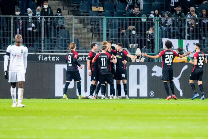 Die Spieler des SC Freiburg jubeln über ein Tor gegen Borussia Mönchengladbach. Borussia Mönchengladbach SC Freiburg