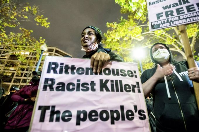 Rittenhouse ist in den Augen der Demonstranten ein Mörder. Kenosha Protest Shootings Reaction