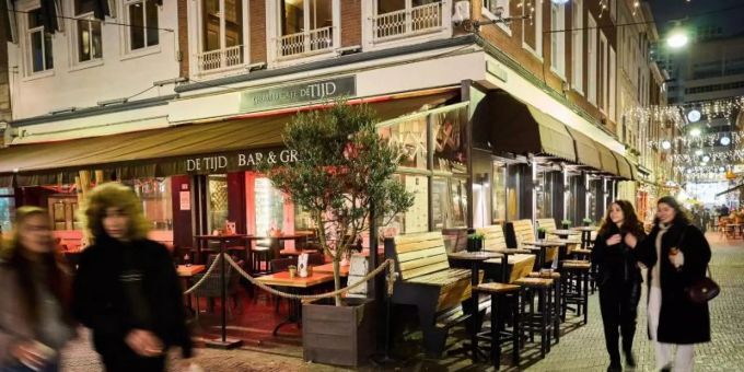 Cafés in der Innenstadt von Den Haag. Fast die gesamte Niederlande gilt ab Sonntag als Corona-Hochrisikogebiet. Foto: Phil Nijhuis/ANP/dpa Cafés in der Innenstadt von Den Haag. Fast die gesamte Niederlande gilt ab Sonntag als Corona-Hochrisikogebiet. Foto: Phil Nijhuis/ANP/dpa