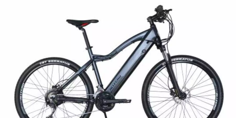 Der Akku kann in Brand geraten: Die E-Mountainbikes «Allegro CrossTour II AXU°04» grau und olive werden deshalb zurückgerufen.