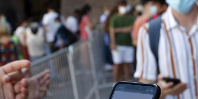 Ein Tourist zeigt am Eingang zu den Vatikanischen Museen seinen «Grünem Pass» vor. Ab jetzt müssen in Italien auch alle Beschäftigten in der Privatwirtschaft und im öffentlichen Bereich belegen, dass sie geimpft, genesen oder negativ getestet sind. Foto: Riccardo De Luca/AP/dpa Ein Tourist zeigt am Eingang zu den Vatikanischen Museen seinen «Grünem Pass» vor. Ab jetzt müssen in Italien auch alle Beschäftigten in der Privatwirtschaft und im öffentlichen Bereich belegen, dass sie geimpft, genesen oder negativ getestet sind. Foto: Riccardo De Luca/AP/dpa