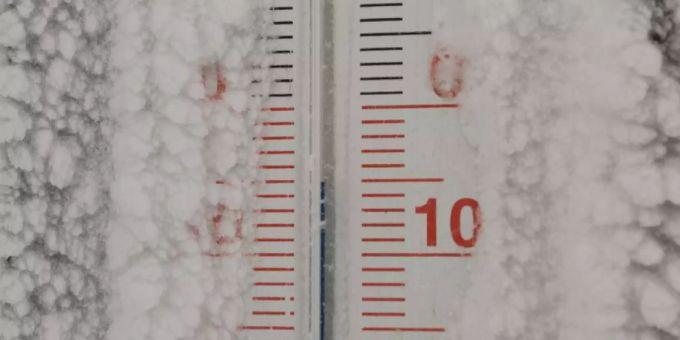 Ein vereistes Thermometer. (Symbolbild) wetter kalt