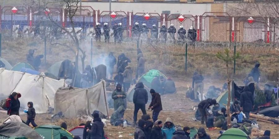 Migranten campieren auf belarussischer Seite in der Nähe der Grenze zu Polen. Foto: Ulf Mauder/dpa