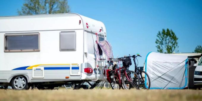 Auch nach der Pandemie werden Camping und Aktivurlaube als Reiseform weiter beliebt bleiben, nehmen Experten an. Corona hat die Lust auf die Natur verstärkt. Foto: Hauke-Christian Dittrich/dpa/Archiv Auch nach der Pandemie werden Camping und Aktivurlaube als Reiseform weiter beliebt bleiben, nehmen Experten an. Corona hat die Lust auf die Natur verstärkt. Foto: Hauke-Christian Dittrich/dpa/Archiv