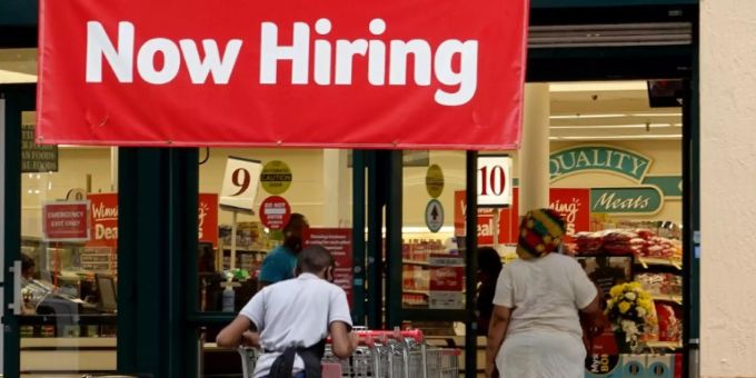 Supermarkt sucht Mitarbeiter Supermarkt sucht Mitarbeiter