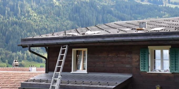 Der Mann stürzte von einer Leiter zirka drei bis vier Meter tief. Kantonspolizei Graubünden