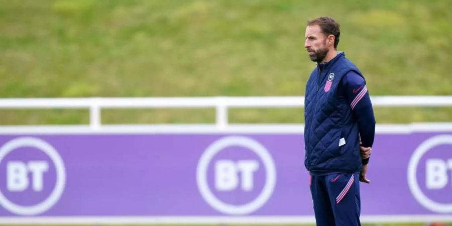 Einige Spieler von Englands Nationaltrainer Gareth Southgate wollen sich anscheinend nicht gegen das Coronavirus impfen lassen. Foto: Mike Egerton/PA Wire/dpa