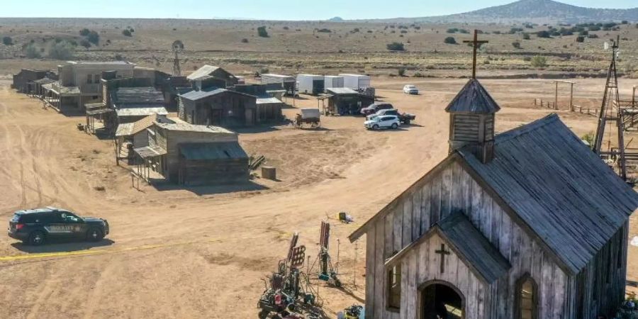 Die Polizei ermittelt auf dem Set des Western «Rust» nach einem tödlichen Schuss mit einer Requisitenwaffe. Foto: Roberto E. Rosales/Albuquerque Journal via ZUMA/dpa