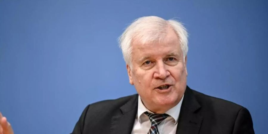 Horst Seehofer (CSU), Bundesinnenminister, spricht bei einer Pressekonferenz. Foto: Britta Pedersen/dpa-Zentralbild/dpa