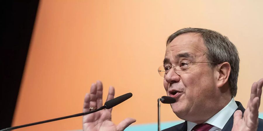 Armin Laschet, Ministerpräsident und Landesparteivorsitzender, spricht zu den Delegierten auf dem Landesparteitag der CDU Nordrhein-Westfalen. Laschet hat seine Partei am Samstag davor gewarnt, nach der Niederlage der Union bei der Bundestagswahl Krisenszenarien herbeizureden. Foto: Bernd Thissen/dpa