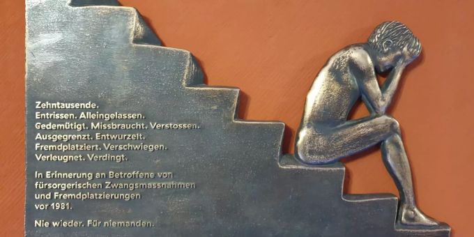 Gedenktafel für Betroffene von Fürsorgerischen Zwangsmassnahmen und Fremdplatzierungen. Gedenktafel Basel