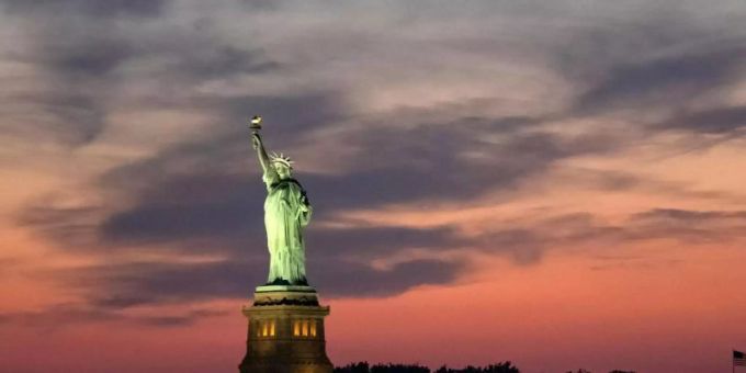 Ab dem 8. November können jene Ausländer wieder in die USA einreisen, die mit bislang international anerkannten Präparaten vollständig gegen das Coronavirus geimpft sind. Foto: Kostas Lymperopoulos/CSM via ZUMA Wire/dpa Ab dem 8. November können jene Ausländer wieder in die USA einreisen, die mit bislang international anerkannten Präparaten vollständig gegen das Coronavirus geimpft sind. Foto: Kostas Lymperopoulos/CSM via ZUMA Wire/dpa