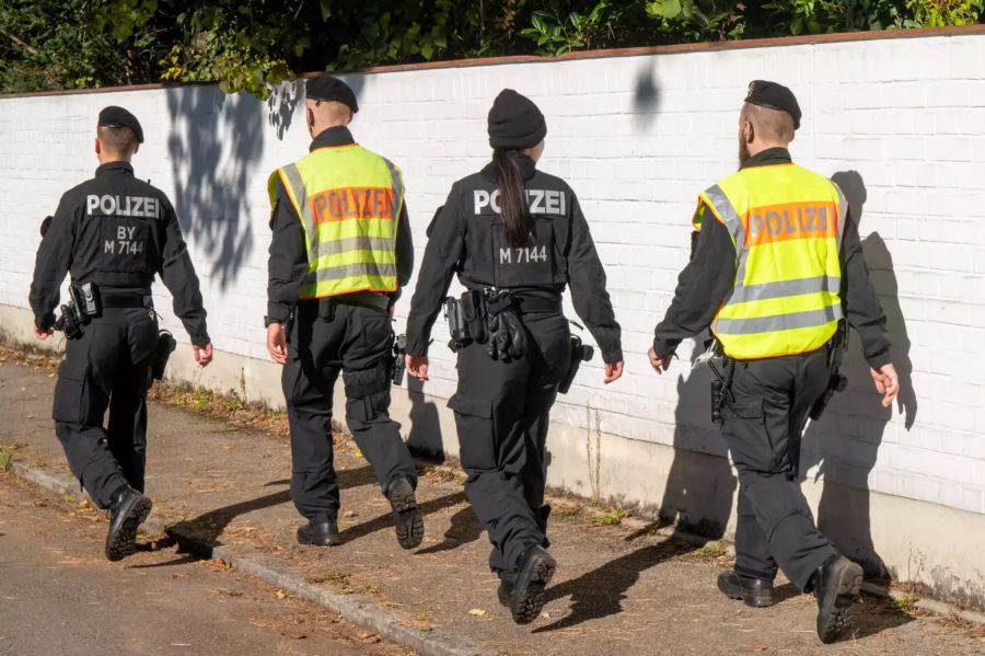 Die Leiche des Mädchens soll - wie in solchen Fällen üblich - obduziert werden. Wann die Obduktion stattfindet, war laut Polizei noch unklar.