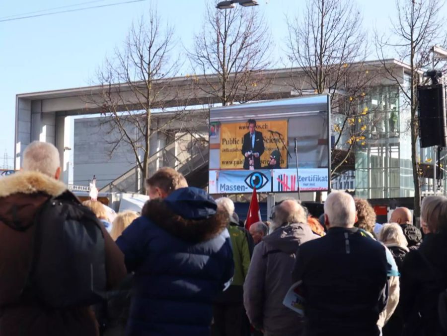 Der umstrittene Arzt Thomas Binder hält eine Rede.