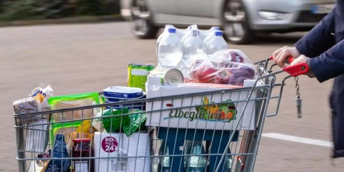 «Es darf keine Ramschpreise für Lebensmittel mehr geben», fordert Landwirtschaftsminister Özdemir (Symbolbild). Foto: Jens Büttner/dpa/Symbolbild «Es darf keine Ramschpreise für Lebensmittel mehr geben», fordert Landwirtschaftsminister Özdemir (Symbolbild). Foto: Jens Büttner/dpa/Symbolbild