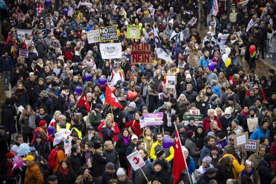 Demonstranten bei einer Kundgebung gegen die Massnahmen zur Eindämmung des Coronavirus und gegen das Covid-19-Gesetz, am Samstag, 20. November 2021 in Zürich.