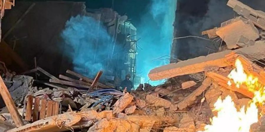 Rauch und Flammen steigen aus den Trümmern eines Wohnhauses in Ravanusa. Foto: Feuerwehr Ravanusa/via Twitter/dpa