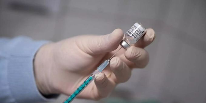 Ein Arzt zieht in einer Hausarztpraxis eine Spritze mit dem Impfstoff von Pfizer/Biontech auf. Foto: Sebastian Gollnow/dpa Coronavirus