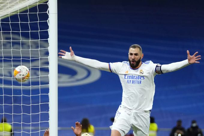 In den Augen von Toni Kroos hätte Real-Madrid-Star Karim Benzema den Ballon d'Or gewinnen müssen. Toni Kroos Karim Benzema