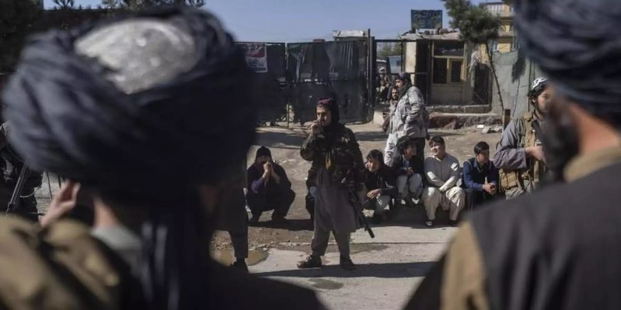 Taliban-Kämpfer in Kabul sichern nach der Explosion einer Bombe den Strassenrand. Laut der Menschenrechtsorganisation Human Rights Watch (HRW) sind seit der Machtübernahme in Afghanistan zahlreiche ehemalige Sicherheitskräfte der Regierung verschwunden oder exekutiert worden. Foto: Petros Giannakouris/AP/dpa