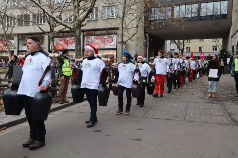 Auch die Freiheitstrychler sind an der Demo in Zürich.