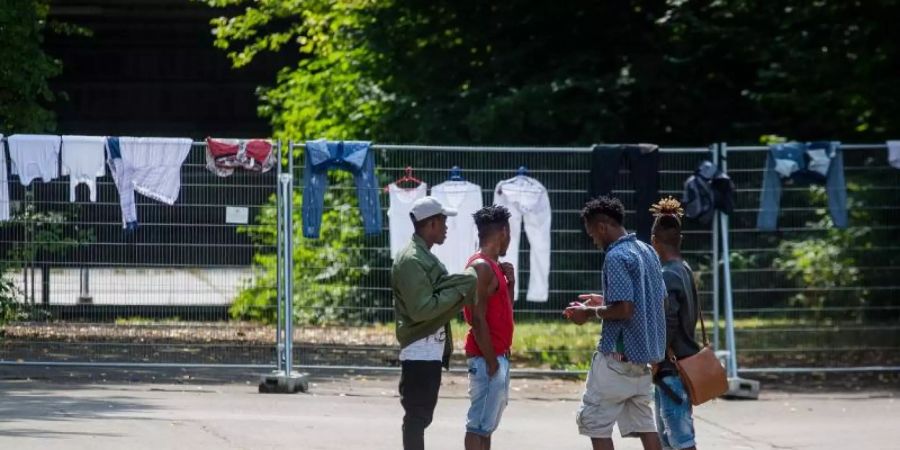 Junge Flüchtlinge auf dem Gelände der Landeserstaufnahmeeinrichtung in Sigmaringen (Symbolbild). Foto: Christoph Schmidt/dpa