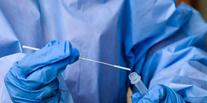 Die Gesundheitsämter meldeten dem RKI binnen eines Tages 23.428 Neuinfektionen. Foto: Jens Kalaene/dpa-Zentralbidl/dpa Die Gesundheitsämter meldeten dem RKI binnen eines Tages 23.428 Neuinfektionen. Foto: Jens Kalaene/dpa-Zentralbidl/dpa