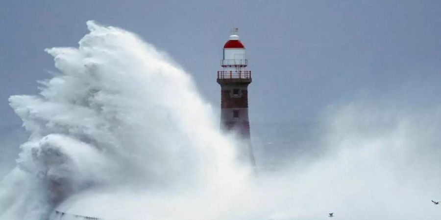 Der sturmumtoste Roker-Leuchtturm in Sunderland. Foto: Owen Humphreys/PA Wire/dpa