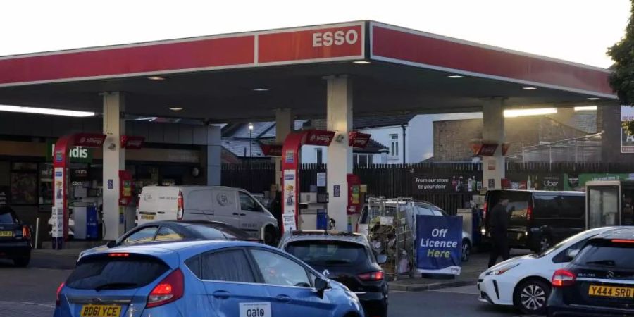 Eine Tankstelle in London. Foto: Frank Augstein/AP/dpa