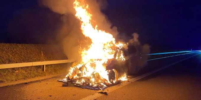 Das Auto brannte komplett aus. Das Auto brannte komplett aus.
