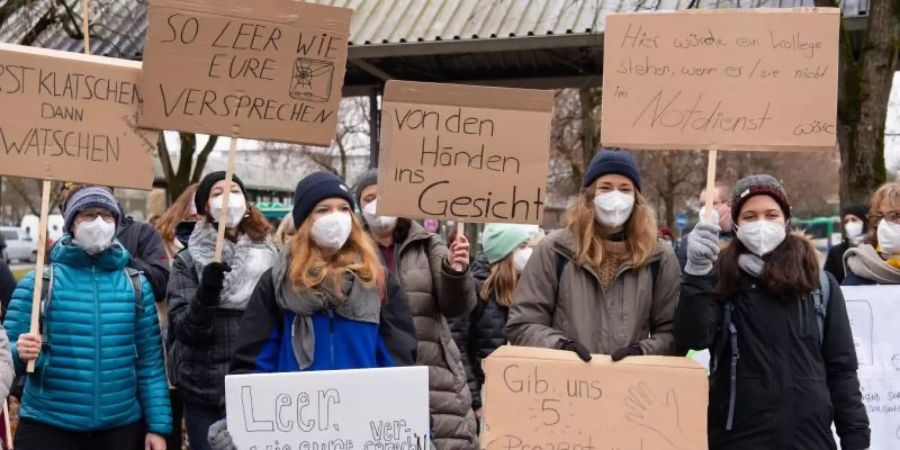 «Erst Klatschen - dann Watschen»: Warnstreik vor dem Klinikum in Grosshadern, München. Foto: Sven Hoppe/dpa