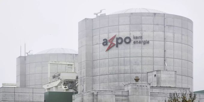 Das AKW Beznau mit zwei Reaktoren im Kanton Aargau ist gemäss Atomaufsichtsbehörde Ensi auf einem guten sicherheitstechnischen Niveau. Es bestehe jedoch «Verbesserungspotenzial» mit Blick auf einen Langzeitbetrieb. (Archivbild) Das AKW Beznau mit zwei Reaktoren im Kanton Aargau ist gemäss Atomaufsichtsbehörde Ensi auf einem guten sicherheitstechnischen Niveau. Es bestehe jedoch «Verbesserungspotenzial» mit Blick auf einen Langzeitbetrieb. (Archivbild)