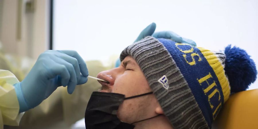 Ein Mann beim PCR Test, im Testzentrum beim Spital in Davos. (Archivbild)
