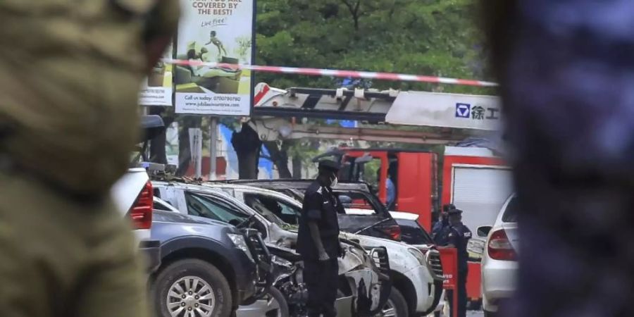 Sicherheitskräfte sichern den Ort ab, wo sich die Explosionen ereigneten. Foto: Hajarah Nalwadda/AP/dpa