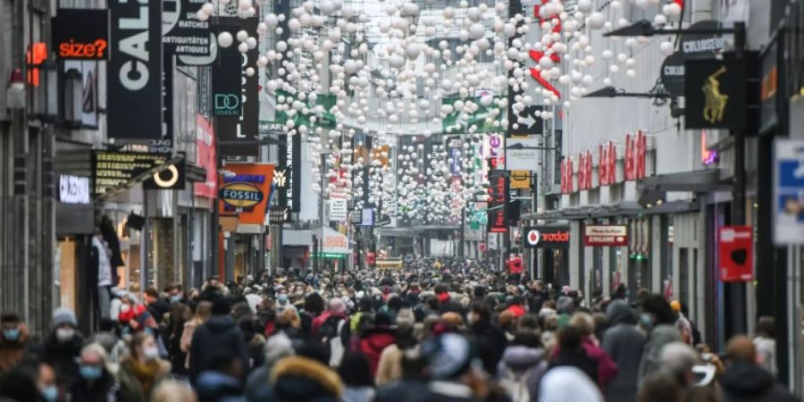 Fussgängerzone in Köln in der Vorweihnachtszeit