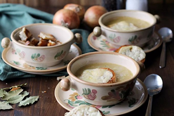 Rund 500 g Zwiebelringe werden für eine Zwiebelsuppe für vier Personen benötigt. Zwiebelsuppe drei Suppentassen