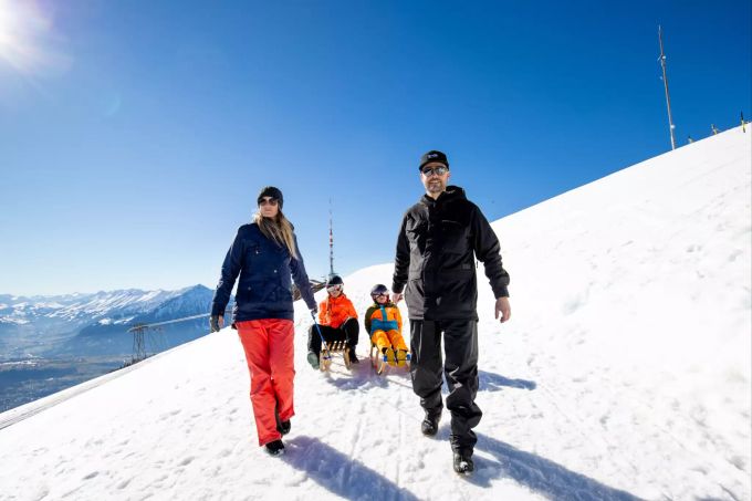 Mit dem Schlitten macht die Wanderung gleich doppelt Spass. Ihr müsst ihn nicht einmal selber mitbringen, an der Bergstation Niederhorn gibt es nämlich Schlitten zum Mieten. BLS