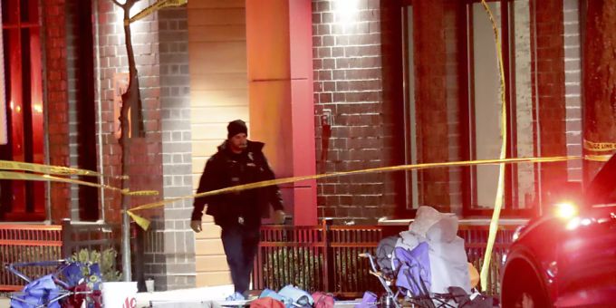 Die Polizei untersucht den Tatort eines Unfalls mit mehreren Verletzten bei einer Weihnachtsparade in Waukesha, Wisconsin. Waukesha
