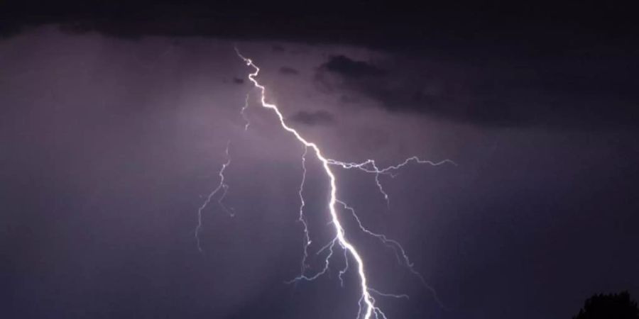 Bei einem Gewitter sind in Südafrika zwei Kinder ums Leben bekommen (Symbolbild). Foto: Robert Michael/dpa-Zentralbild/dpa/Symbolbild