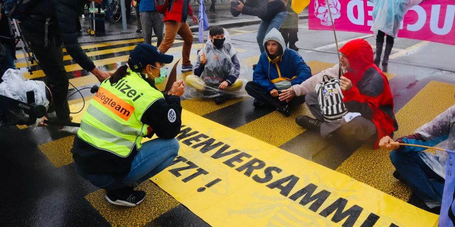 Ein Mitglied des Dialogteams der Polizei sprach mit den streikenden Aktivisten.