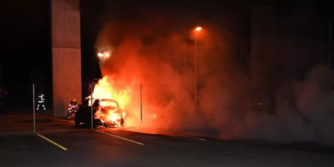 Die Feuerwehr konnte den Brand beider Autos rasch löschen. Brand
