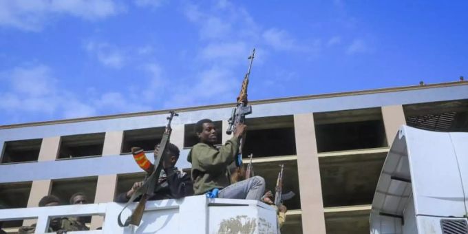 Bewaffnete Tigray-Streitkräfte begleiten gefangene äthiopische Regierungssoldaten und verbündete Milizangehörige in offenen Lastwagen in eine Haftanstalt. Foto: Uncredited/AP/dpa