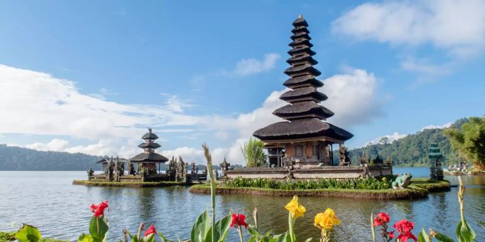 Urlauber dürfen wieder nach Bali und auf die Riau-Inseln reisen. Tempel auf Bali