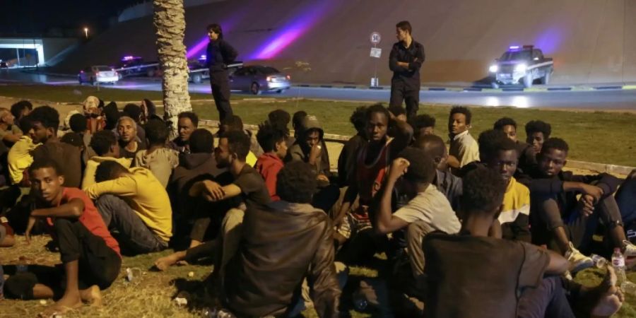 Bei Ausbruchsversuch wiedereingefangene Migranten in Libyen