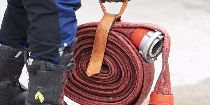 Bei einem Wohnungsbrand in Genf sind am Freitagabend zahlreiche Menschen in Panik geraten. Zwei Personen wurden verletzt, eine Katze überlebte den Brand nicht. (Symbolbild) Bei einem Wohnungsbrand in Genf sind am Freitagabend zahlreiche Menschen in Panik geraten. Zwei Personen wurden verletzt, eine Katze überlebte den Brand nicht. (Symbolbild)
