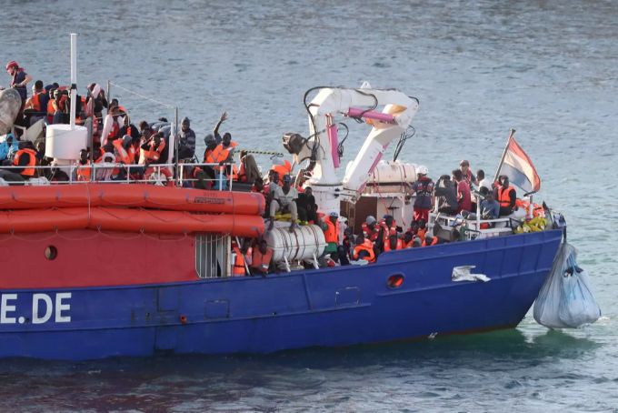 Ein Schiff mit Migranten vor der Küste Libyens. libyen
