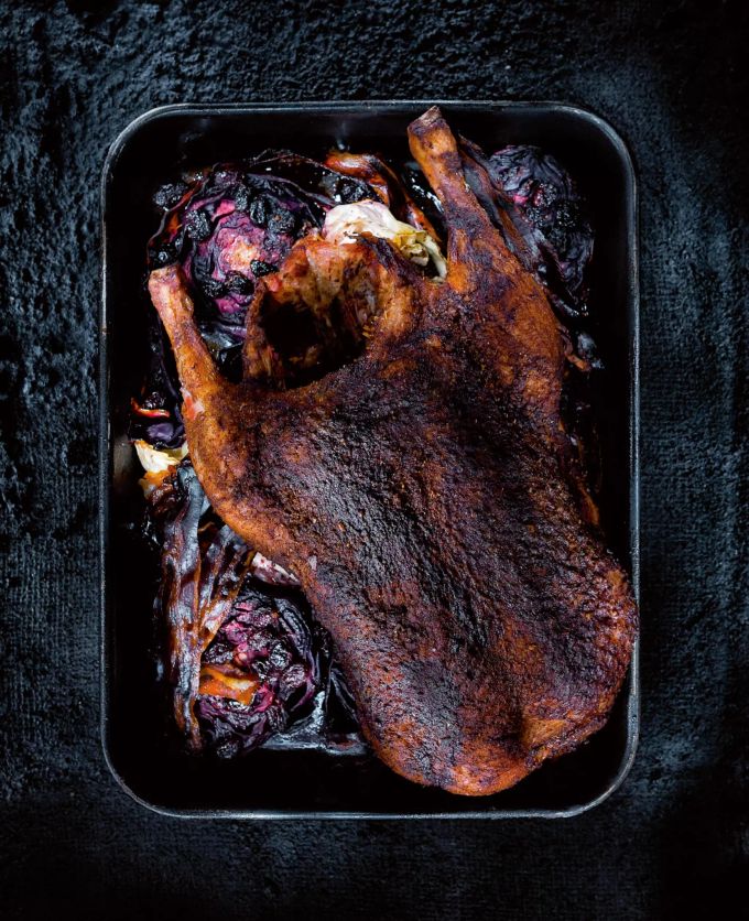 Was im Backofen in der Küche funktioniert, kann auch auf einem Grill mit Deckel indirekt gegrillt werden, etwa eine Ente mit Portwein-Kabis und Räucherspeck. Ente gegrillt in Form dunkel