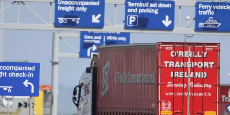 Ein Lastwagen steht im «Belfast Harbour», einem der wichtigsten Gütertransitpunkte zwischen dem Vereinigten Königreich und der Europäischen Union. Foto: Brian Lawless/PA Wire/dpa